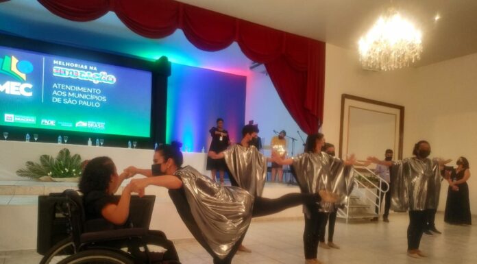Apresentação da Apae no evento Melhorias na Educação encanta público Cedida Apae