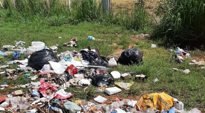 Meio Ambiente alerta para o descarte correto do lixo por toda cidade Cedida Prefeitura
