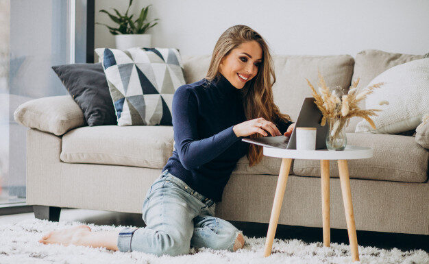 Você sabe com qual frequência é preciso lavar cortinas, tapetes, almofadas e capas de sofás? Reprodução Freepik