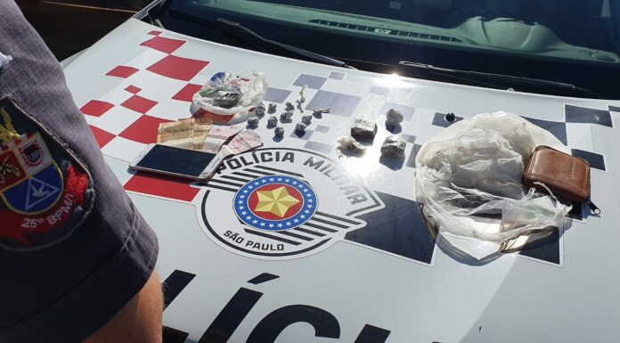 Polícia Militar prende traficante e apreende droga, dinheiro e materiais para embalar o entorpecente Cedida Polícia Militar