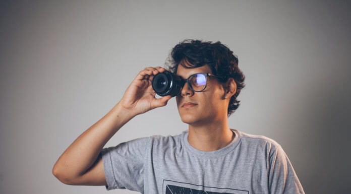 Olho seco e visão embaçada podem ser sintomas da síndrome da visão do computador Reprodução Unsplash