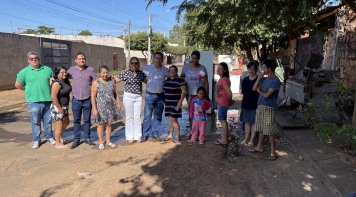 Prefeito André e vereadores visitam bairro Tonico André Cedida Prefeitura