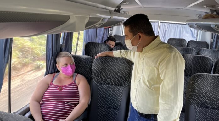 Prefeito André Lemos acompanha pacientes em viagem de micro-ônibus a Presidente Prudente Cedida Prefeitura
