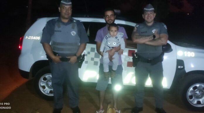 Após retirar bebê de 17 meses de interior de veículo trancado acidentalmente em Santa Mercedes, Polícia Militar visita a família Cedida Polícia Militar