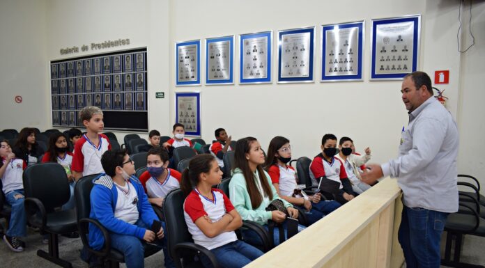Alunos da EMEFI Prof. Moacir Simardi visitam a Câmara e vivenciam a rotina de um vereador