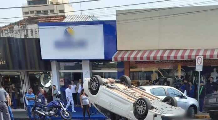 Acidente entre veículos causa capotamento no centro da cidade
