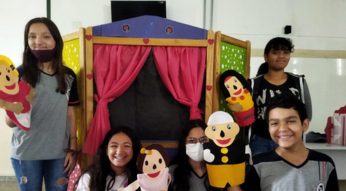 Alunos dos 7º anos da EE Eng. Isac Pereira Garcez realizam atividade de teatro de animação