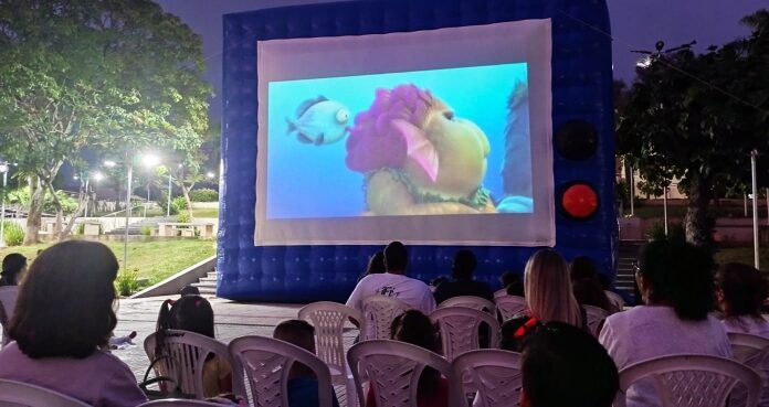 ´Cinema da Praça´ é realizado com sucesso de público
