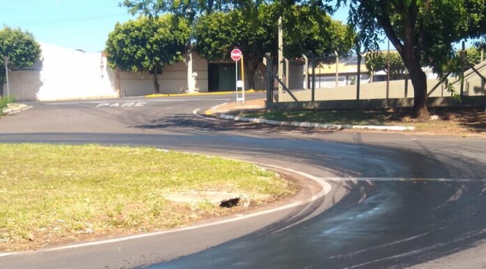 Óleo no asfalto provoca queda de motociclistas na rotatória do Zanata em Dracena