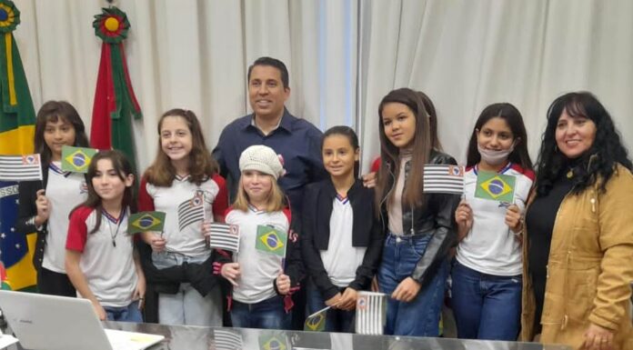 Alunos da Emefi Moacir Simardi participam do Projeto Três Poderes