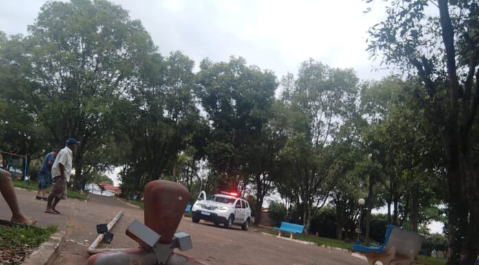 Durante festinha das crianças, mulher é atingida por poste que caiu em Osvaldo Cruz