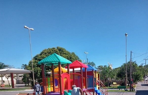 Playground instalado na Praça do Santuário na Vila Barros já está sendo usado pelas crianças