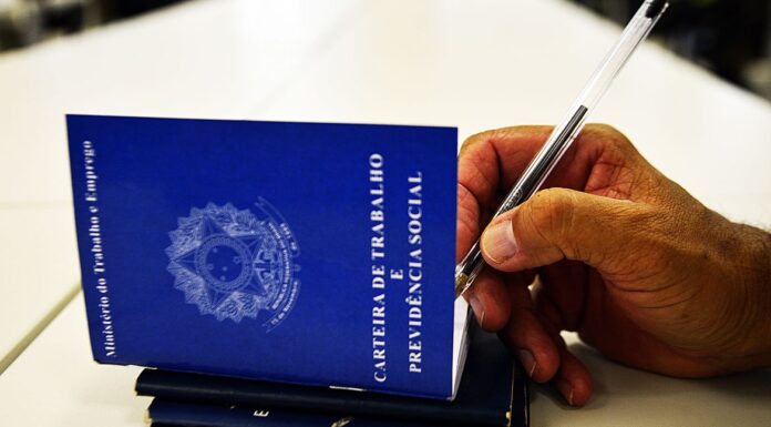IBGE: desemprego segue em queda e chega a 8,3% em outubro
