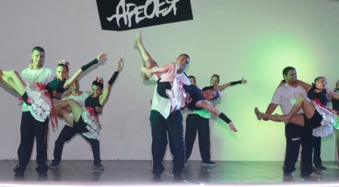 Alunos prestam homenagens aos 50 anos da Apae com apresentações artísticos