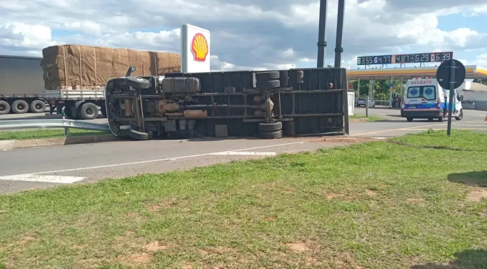 Caminhão carregado tomba na SP-294 em Pacaembu