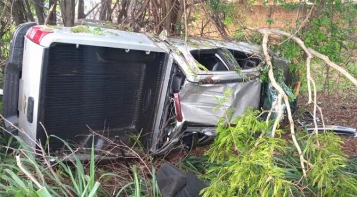 Caminhonete capota na SP-294 em Iacri, motorista tem ferimentos leves