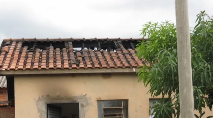 Casa pega fogo no Jardim Santa Clara