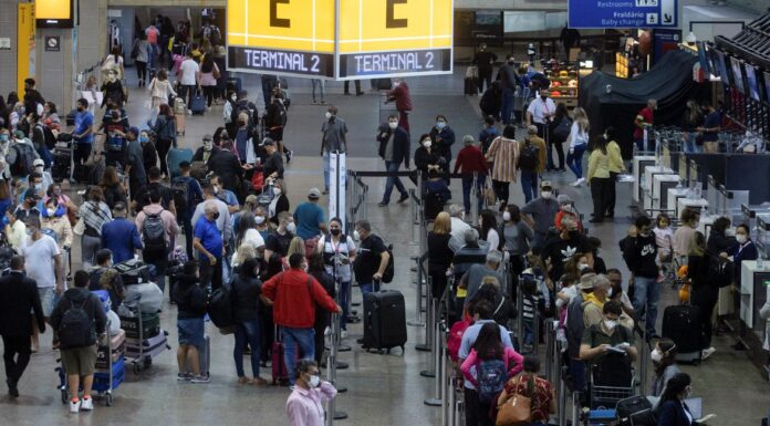 Anvisa aprova volta da exigência de uso de máscaras em aviões e aeroportos