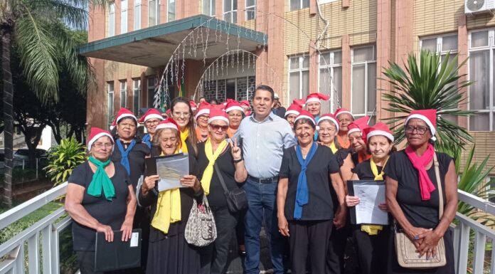 Coral do CCI se apresenta no Paço Municipal
