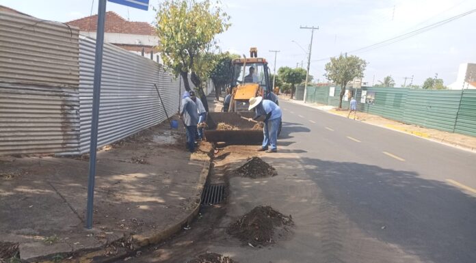 Equipe faz limpeza de bueiros em vários pontos da cidade