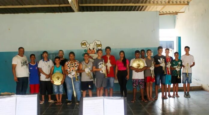 Banda Marcial de Flora recebe novos instrumentos