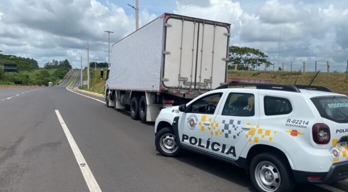 Caminhão roubado em Goiás é localizado na SP-425 em Indiana