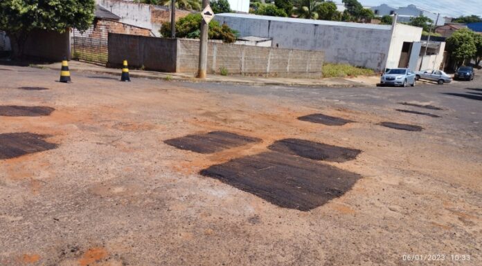 Prossegue tapa-buracos no bairro Santa Clara