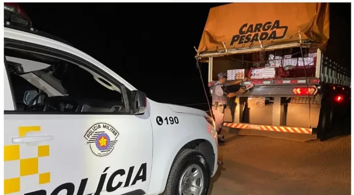 Carga de 225 mil maços de cigarros contrabandeados é apreendida na Rodovia SP-425 em Parapuã