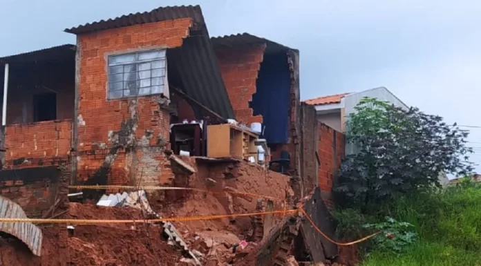 Parte de casa em Álvares Machado desaba com as chuvas