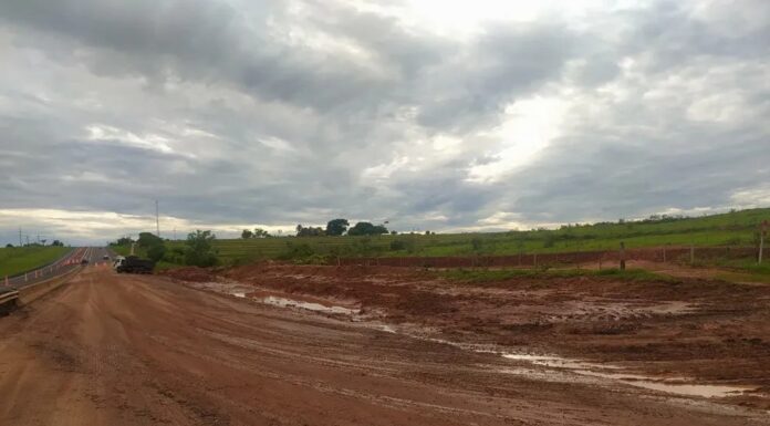Rodovia Raposo Tavares volta ser invadida pela lama em Caiuá