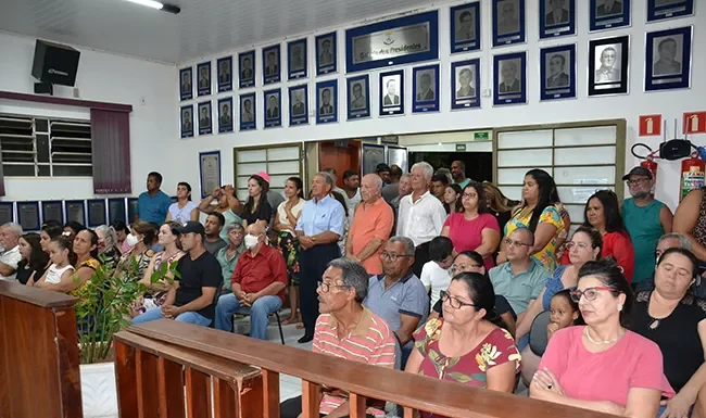 Novo presidente da Câmara de Flora Rica toma posse como prefeito interino