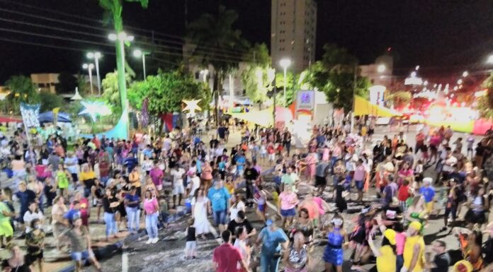 Carnadracena agrada o público que compareceu na praça Arthur Pagnozzi