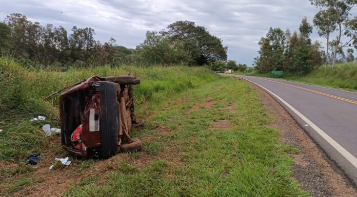 Carro capota na SP-563 em Tupi Paulista e teste confirma embriaguez do motorista