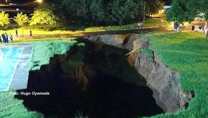 Cratera de cerca de 50 metros de diâmetro se abre em praça de Tupã após forte chuva