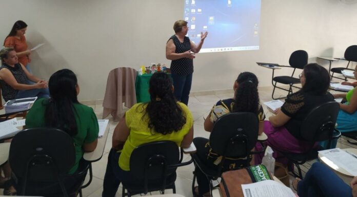 Professores coordenadores participam de reunião pedagógica