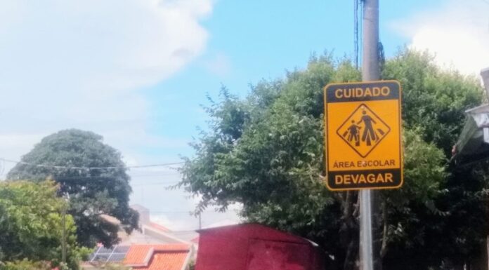 Assuntos Viários instala placas alertando sobre área escolar