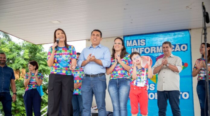 Passeata do autismo reúne autoridades, estudantes e entidades com participação da deputada Valéria Bolsonaro