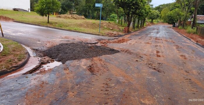 Trecho da rua Marechal Deodoro é danificado após chuvas desta madrugada