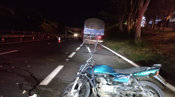 Condutor de moto morre em colisão traseira com caminhão na SP-270 em Presidente Prudente