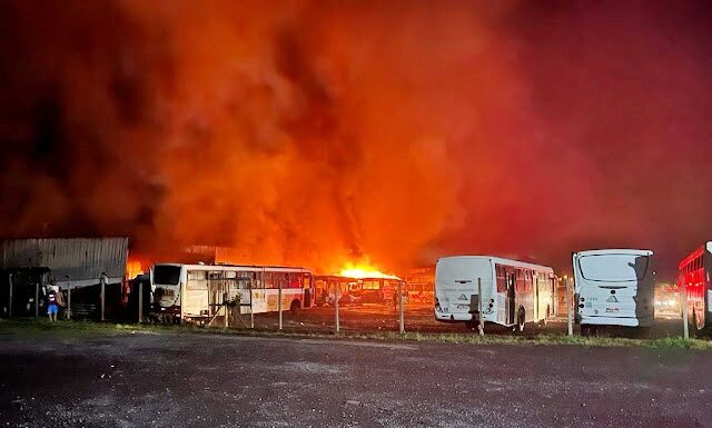 Incêndio atinge garagem de ônibus em Dracena