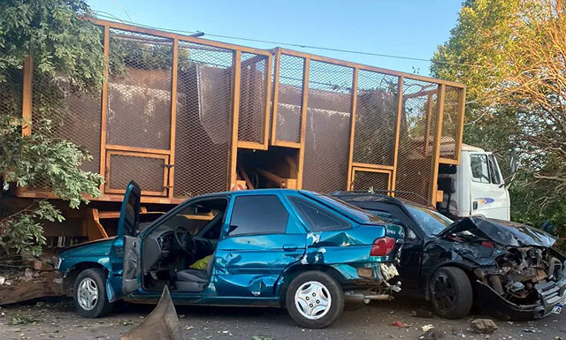 Caminhão se desprende de guincho e atinge quatro veículos, poste e árvore em Lucélia