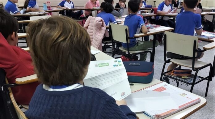 Prefeito André Lemos visita alunos do 4º ano da escola Anglo-Cid
