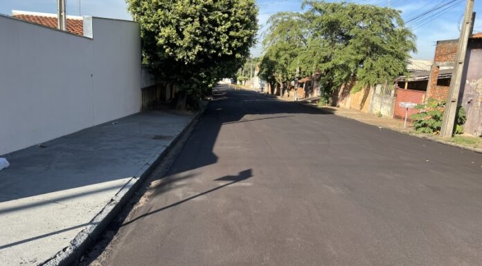 Prefeito verifica melhorias no asfalto no Jardim Santa Clara