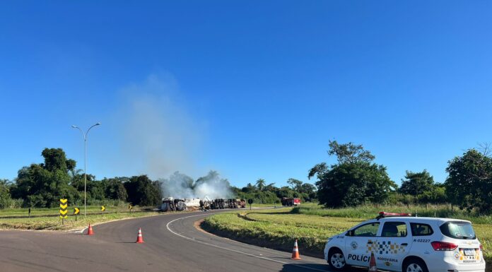 Caminhões colidem e pegam fogo na rodovia SP-613 em Rosana