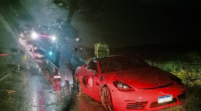 Carro importado é abandonado após acidente na SP-425 em P. Prudente