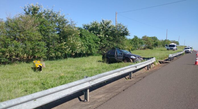 Veículo se choca contra defensa e motorista fica em estado grave na SP-270 em Piquerobi