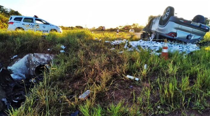 Picape transportando cigarro capota e condutor morre carbonizado na SP-425 em Pirapozinho