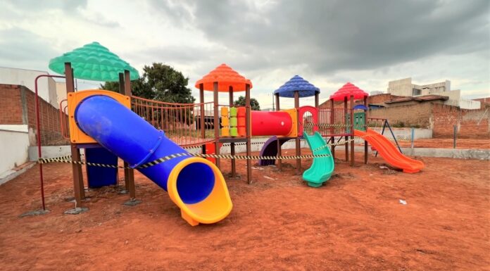 Prefeitura conclui instalação dos 10 playgrounds no município