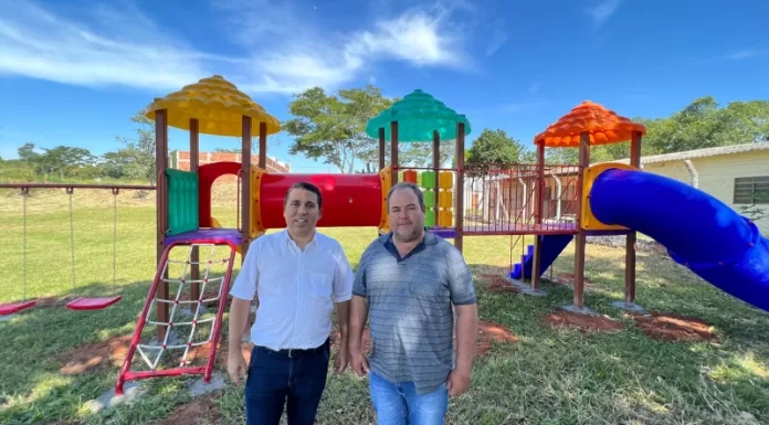 Playground é instalado no Jardim Fioravante e está liberado para uso