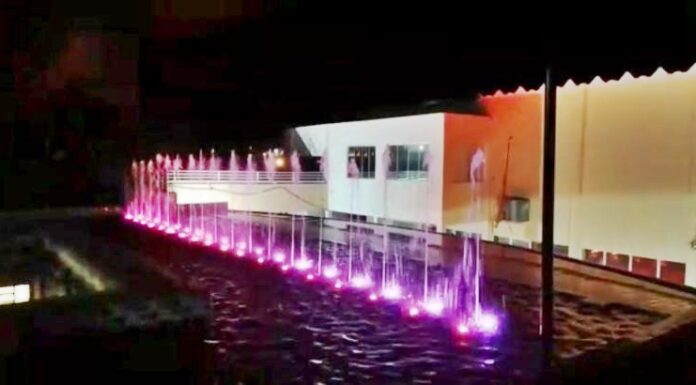 Praça Élio Micheloni, em Adamantina, ganha fonte luminosa